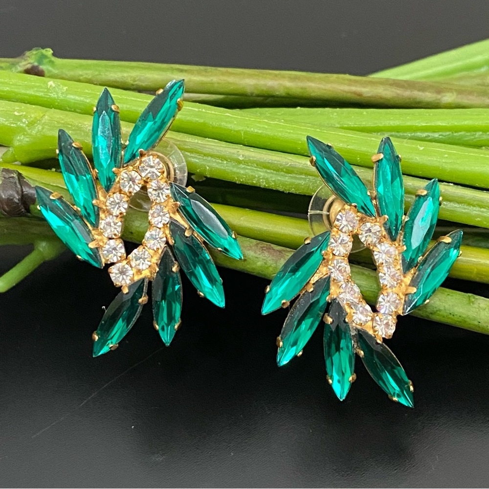 Vintage Emerald Green Navette Rhinestones Sunburst Gold-tone Earrings 10g.